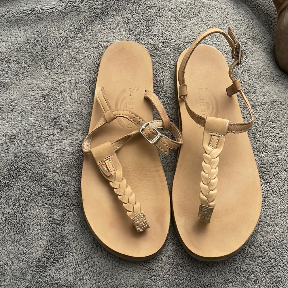 Rainbow sandals gently used size 7-8